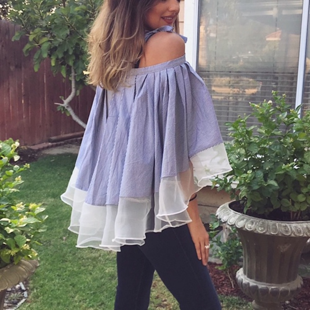 Gorgeous flowy top w thin blue and white stripes